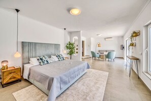 3 多间卧室、熨斗/熨衣板、上网接入、床单