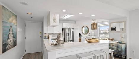 Réfrigérateur, micro-ondes, four, plaque de cuisson