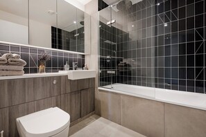 Douche, sèche-cheveux, serviettes fournies, papier toilette