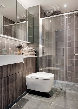 Dusj, hårføner, håndklær og toalettpapir