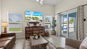 独立别墅, 多张床, 使用泳池, 泳池景观 (Gem of Jensen Beach) | 起居区 | 42-英寸纯平电视（配备数码频道）