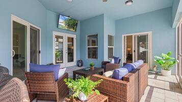 Nhà, nhiều giường, có thể sử dụng hồ bơi, quang cảnh hồ bơi (Gem of Jensen Beach) | Hiên