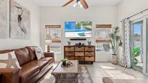 Hus, flere senger, adgang til basseng, bassengutsikt (Gem of Jensen Beach) | Oppholdsområde | En 42-tommers Flatskjerm-TV med digitale kanaler