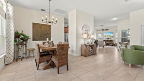 Casa, varias camas, acceso a la alberca, vista a la alberca (Gem of Jensen Beach) | Restaurantes