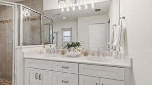 Hus - flere senge - adgang til pool - udsigt til pool (Gem of Jensen Beach) | Badeværelse | Designertoiletartikler