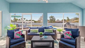 Nhà, nhiều giường, có thể sử dụng hồ bơi, quang cảnh hồ bơi (Gem of Jensen Beach) | Hiên