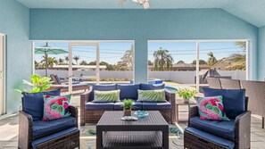 Casa, varias camas, acceso a la piscina, vistas a la piscina (Gem of Jensen Beach) | Terraza o patio