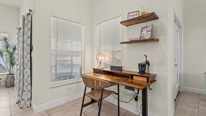 Nhà, nhiều giường, có thể sử dụng hồ bơi, quang cảnh hồ bơi (Gem of Jensen Beach) | Nội thất