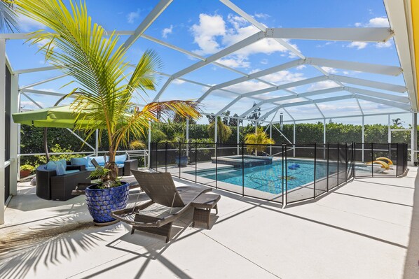 Outdoor pool - Sunrise Island Retreat (Fort Pierce)