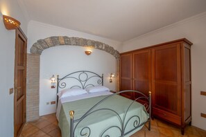 1 bedroom, iron/ironing board, internet, bed sheets - Casa Legra - One Bedroom Villa, Sleeps 2 (Praiano)