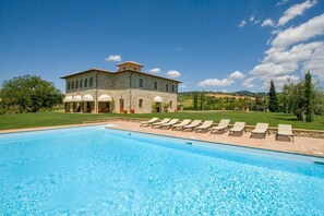 A stone building with a pool and sun loungers. - Tenuta Barberini - Five Bedroom Villa, Sleeps 10 (Orvieto)