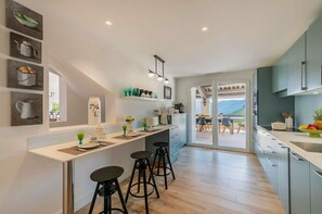 Oppvaskmaskin og høy barnestol