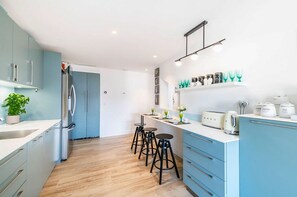 Oppvaskmaskin og høy barnestol