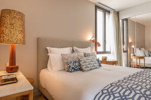 4 bedrooms, iron/ironing board, internet, bed sheets
