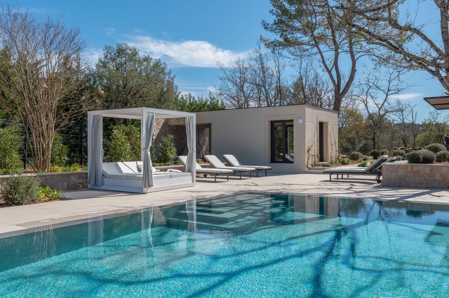 حمّام سباحة مُدفَّأ