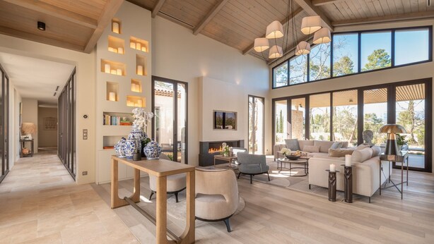 A spacious living room with a fireplace, large windows, and a high ceiling. - Residence Anabelle - Four Bedroom Villa, Sleeps 8 (Tourrettes)