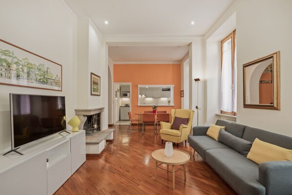 TV, fireplace - Apartment Colosseo - Two Bedroom Villa, Sleeps 10 (Rome)
