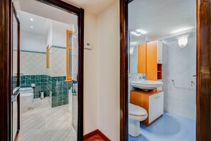 Hair dryer, towels - Apartment Colosseo - Two Bedroom Villa, Sleeps 10 (Rome)