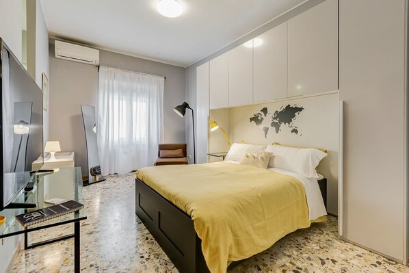 4 bedrooms, iron/ironing board, internet, bed sheets