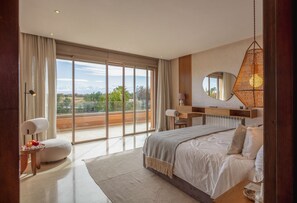 5 quartos, ferros/tábuas de passar roupa, acesso à internet