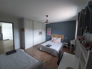 3 habitaciones, tabla de planchar con plancha, wifi y ropa de cama 