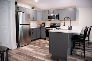 Fridge, microwave, oven, stovetop - Beautiful 1-bedroom apartment in Andover 10 miles to Uconn w/ AC, Washer/Dryer (Andover)