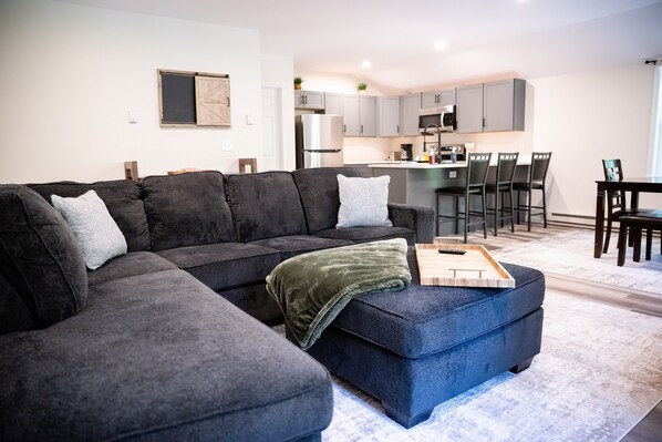 Smart TV - Beautiful 1-bedroom apartment in Andover 10 miles to Uconn w/ AC, Washer/Dryer (Andover)