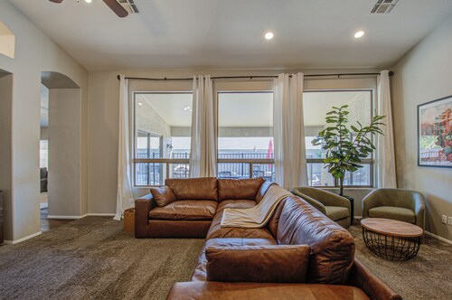 Location! Location! Location! Spacious 4 bedroom with Pool, WiFi, and AC in Mesa