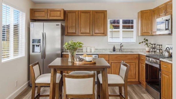 Coffee/tea maker, fridge, microwave, oven - Bridge|Pool/Spa |Downtown|Freeways|Airport (San Diego)