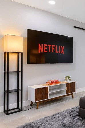 Interior - Estancia| Pool/Spa|Downtown|Freeways|Beaches (San Diego)