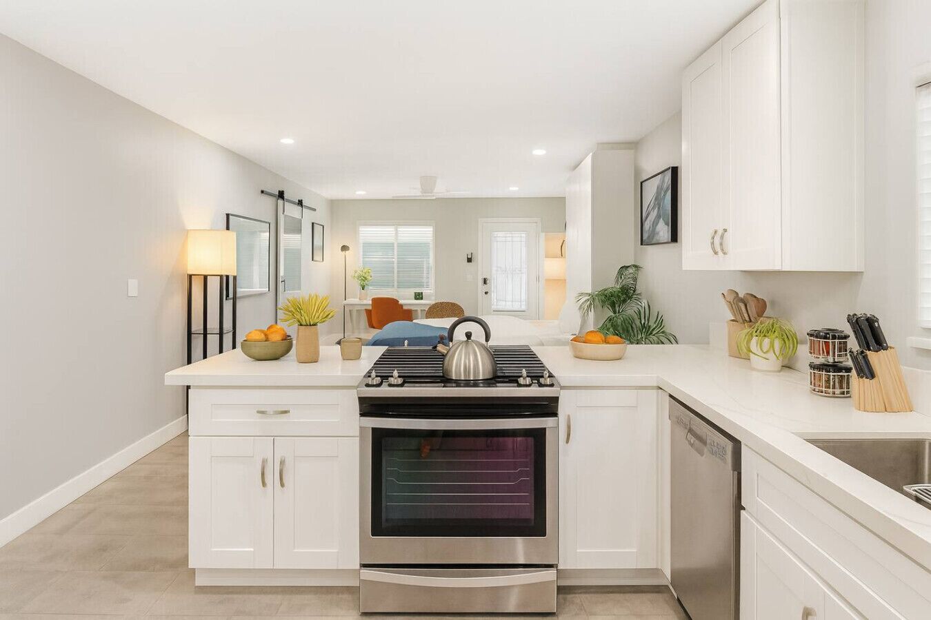 Jääkaappi, mikroaaltouuni, uuni, liesi