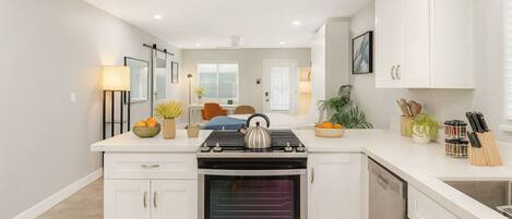 Jääkaappi, mikroaaltouuni, uuni, liesi