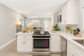 Fridge, microwave, oven, stovetop - Estancia| Pool/Spa|Downtown|Freeways|Beaches (San Diego)