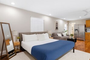 Una scrivania, ferro/asse da stiro, culla da viaggio, Wi-Fi