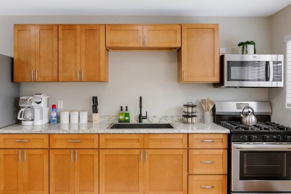 Coffee/tea maker, fridge, microwave, oven