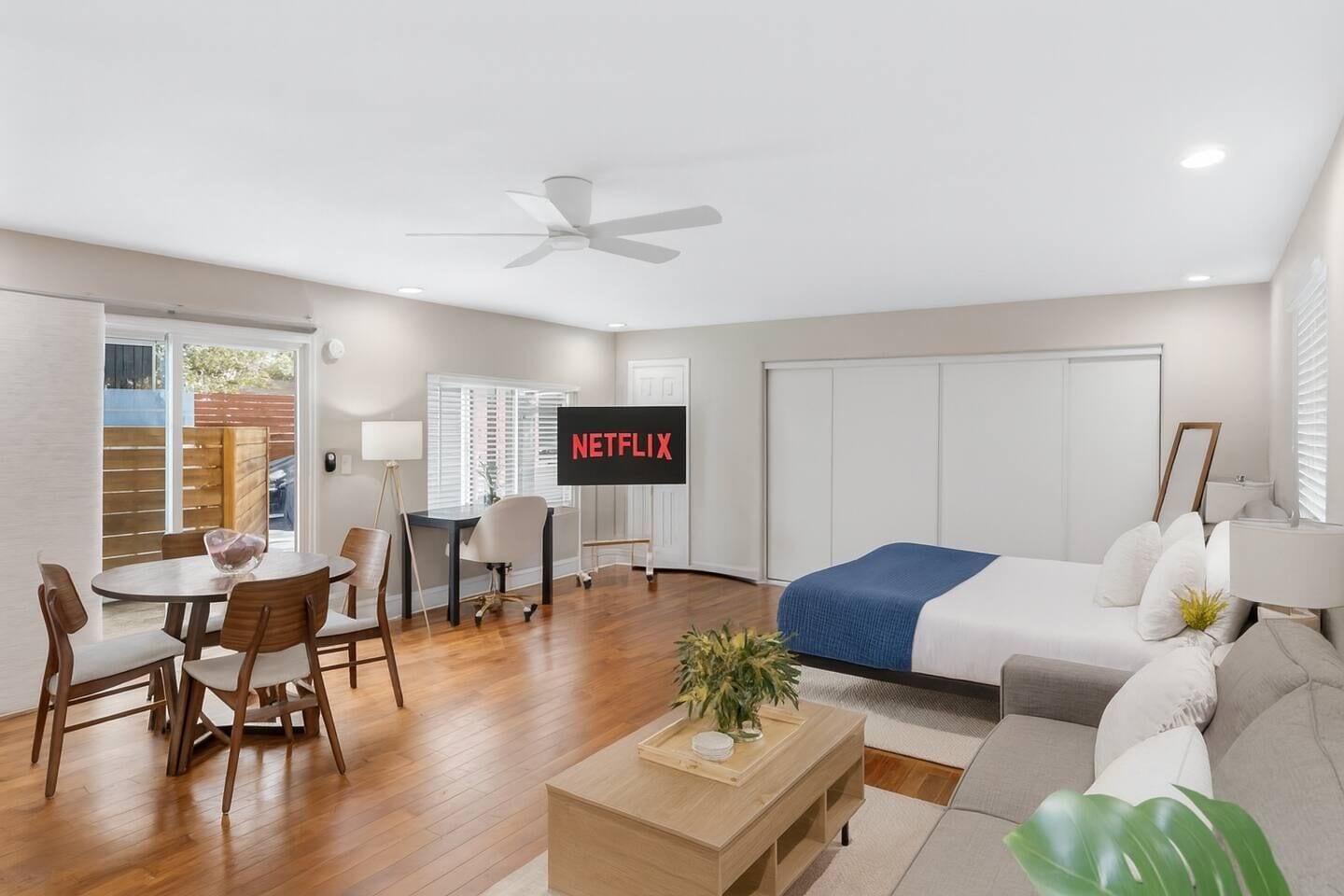 Bureau, fer et planche à repasser, lit de bébé portatif, Wi-Fi