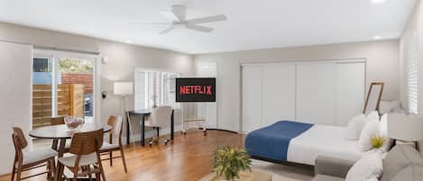 Escritorio, tabla de planchar con plancha, cuna de viaje y wifi