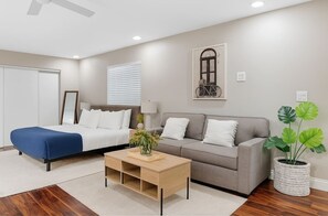 Een bureau, een strijkplank/strijkijzer, reisbedje, wifi