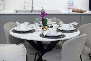 Luxury Apartment | Dining room - GOGOTO Burj & Fountain View Stay (Dubai)