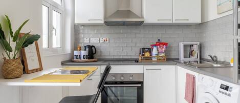 ثلاجة، ميكروويف، فرن، محمصة خبز