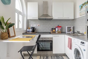 Køleskab, mikrobølgeovn, ovn, brødrister