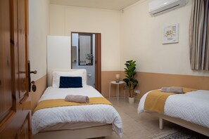 4 bedrooms, iron/ironing board, travel cot, WiFi - Melita Seafront 4-Bed House w/ Stunning Views (Marsaskala)