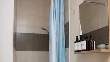 Secador de pelo, toallas