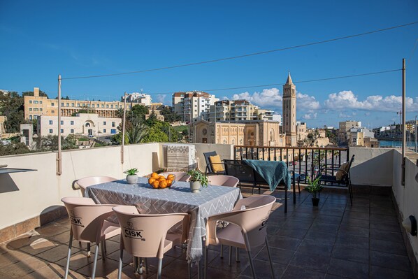 Outdoor dining - Melita Seafront 4-Bed House w/ Stunning Views (Marsaskala)