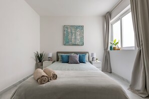 3 habitaciones, tabla de planchar con plancha, wifi y ropa de cama 