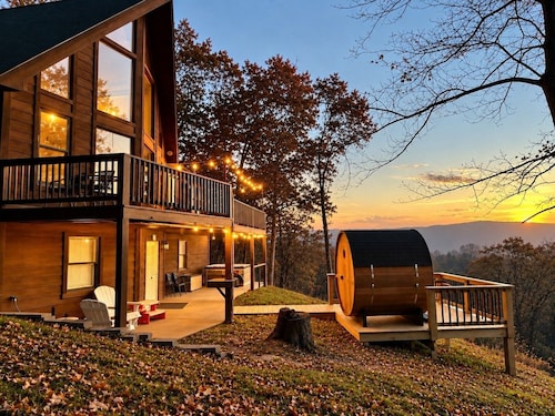 Huzzah Springs- hot tub, barrel sauna & arcade