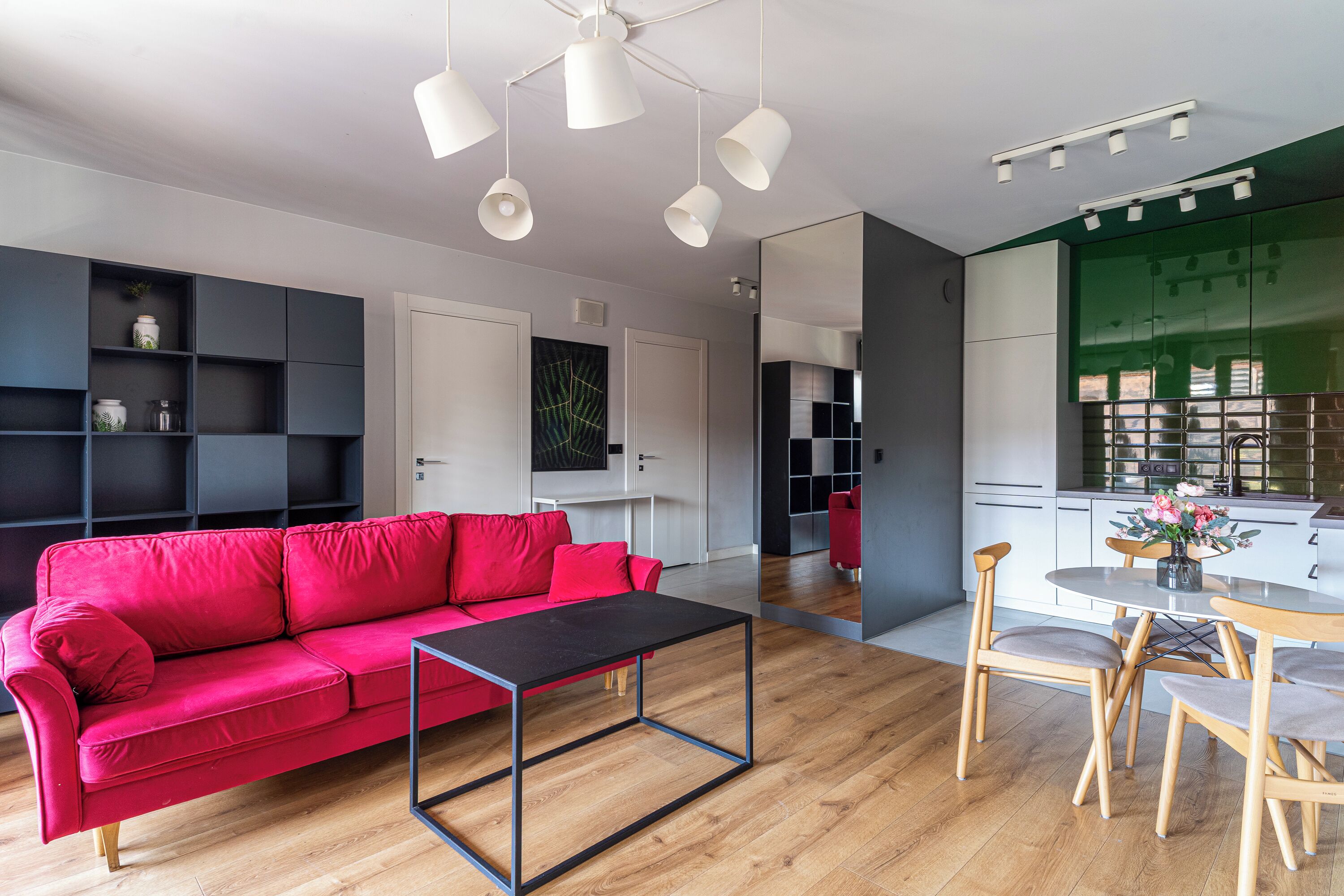 Studio tiện nghi đơn giản, ban công, quang cảnh thành phố | Bàn ủi/dụng cụ ủi quần áo, truy cập Internet không dây miễn phí 