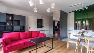 Studio tiện nghi đơn giản, ban công, quang cảnh thành phố | Bàn ủi/dụng cụ ủi quần áo, truy cập Internet không dây miễn phí