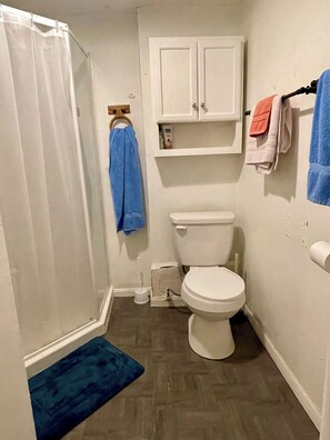 Ducha, toallas, jabón y papel higiénico