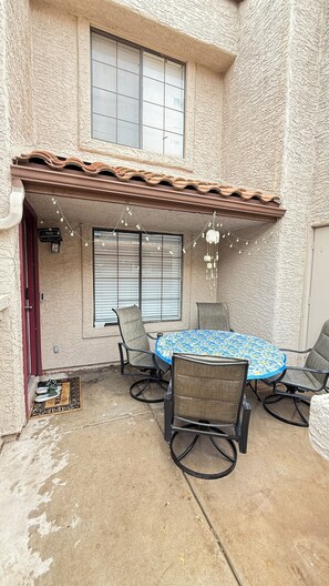 Outdoor dining - 2-bedroom condo in awesome Mesa with AC, WiFi (Mesa)